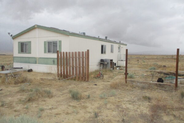 The eastern side of the subject mobile home (2)